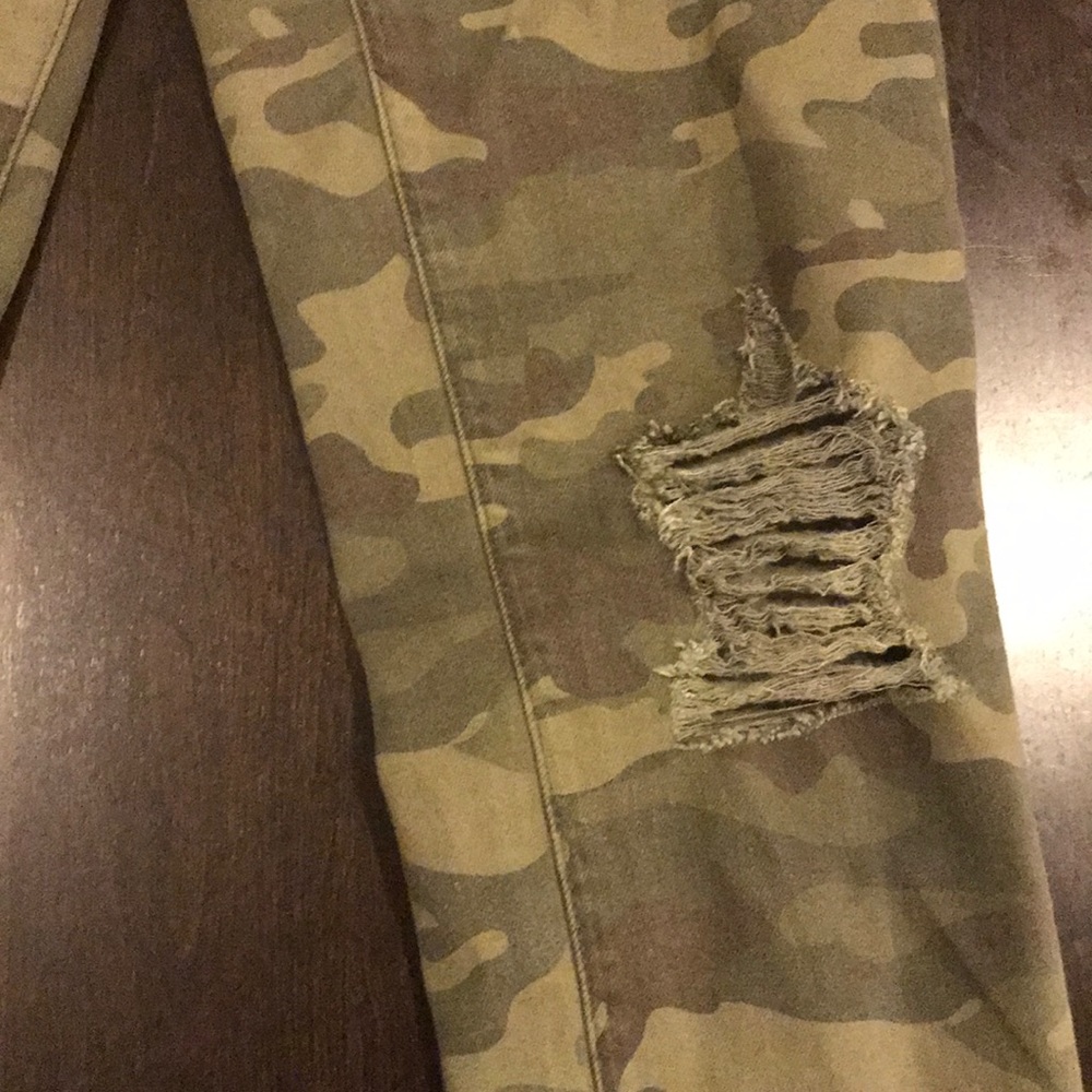 ✨HP✨ American Eagle camo ripped stretchy jeggings - Picture 2 of 3